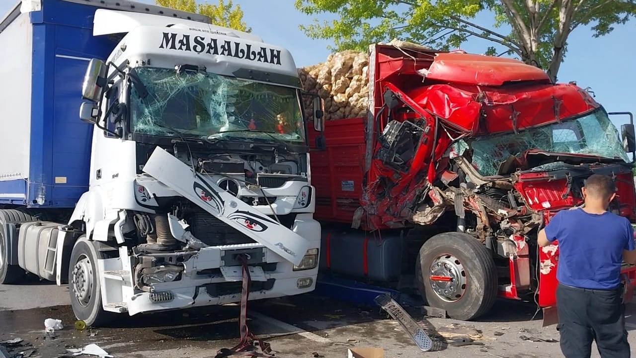 3 ARAÇLI ZİNCİRLEME KAZA ASAYİŞ Afyon Türkeli Gazetesi Afyon Haberleri